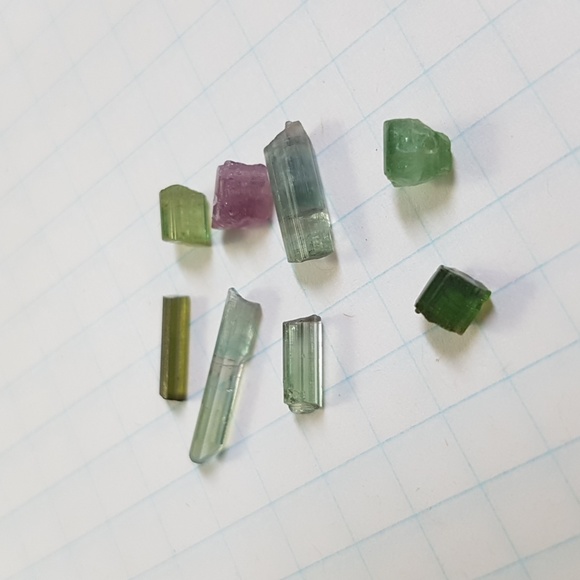 10.6ct rough tourmaline gemstone crystal lot - Picture 2 of 4